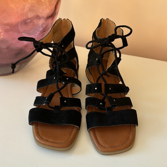 Adorable Sandals - Picture 2 of 3